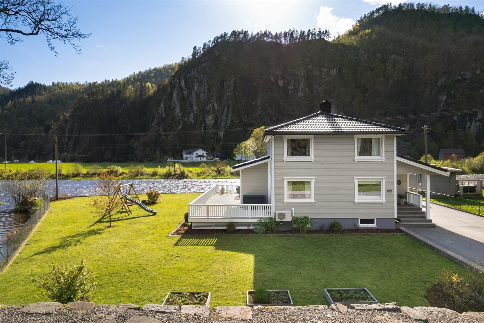 Taket er utstyrt med snøfangere og stigetrinn til pipen. Galleribilde