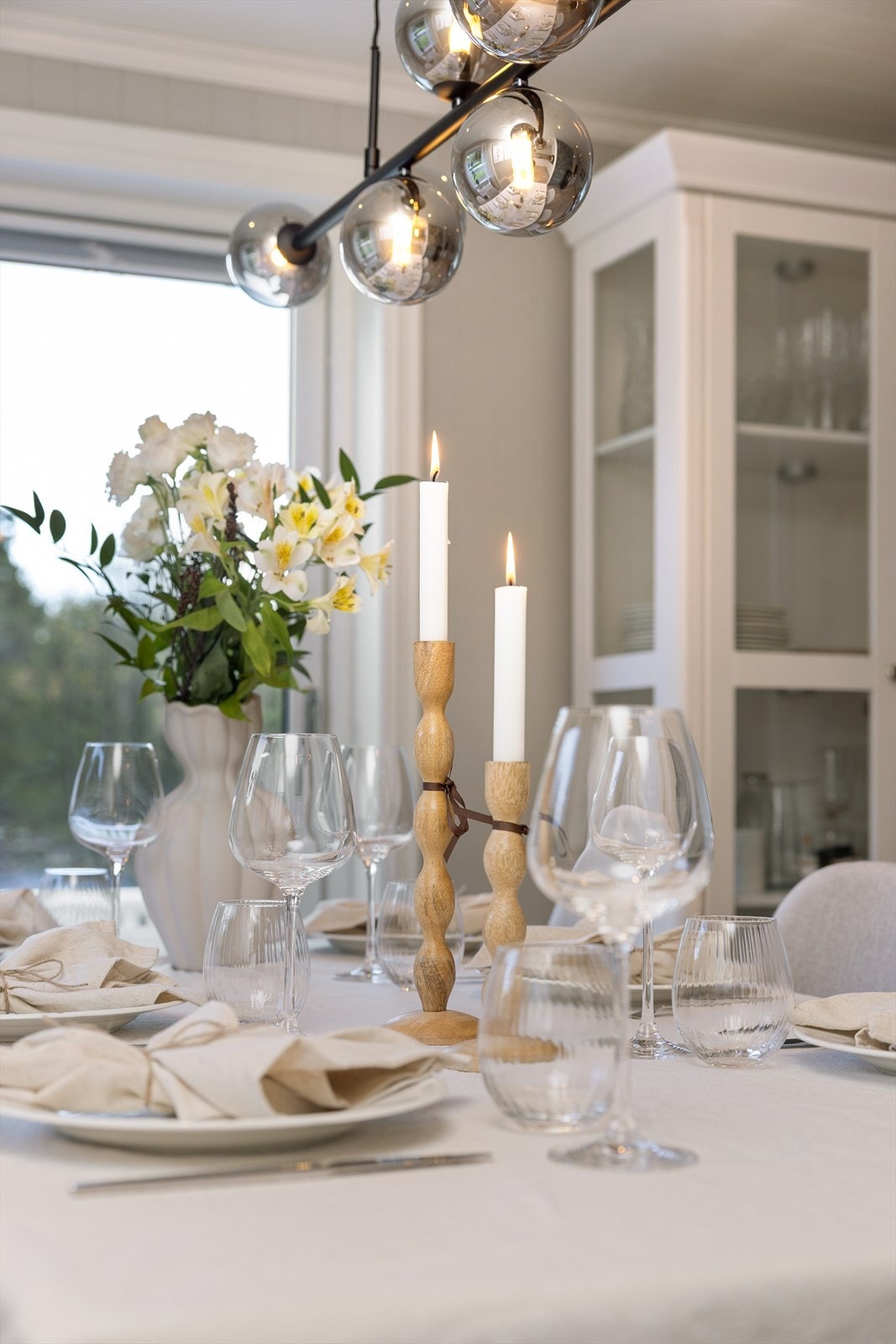 Store vinduer gir godt med dagslys til de sosiale sonene. Galleribilde