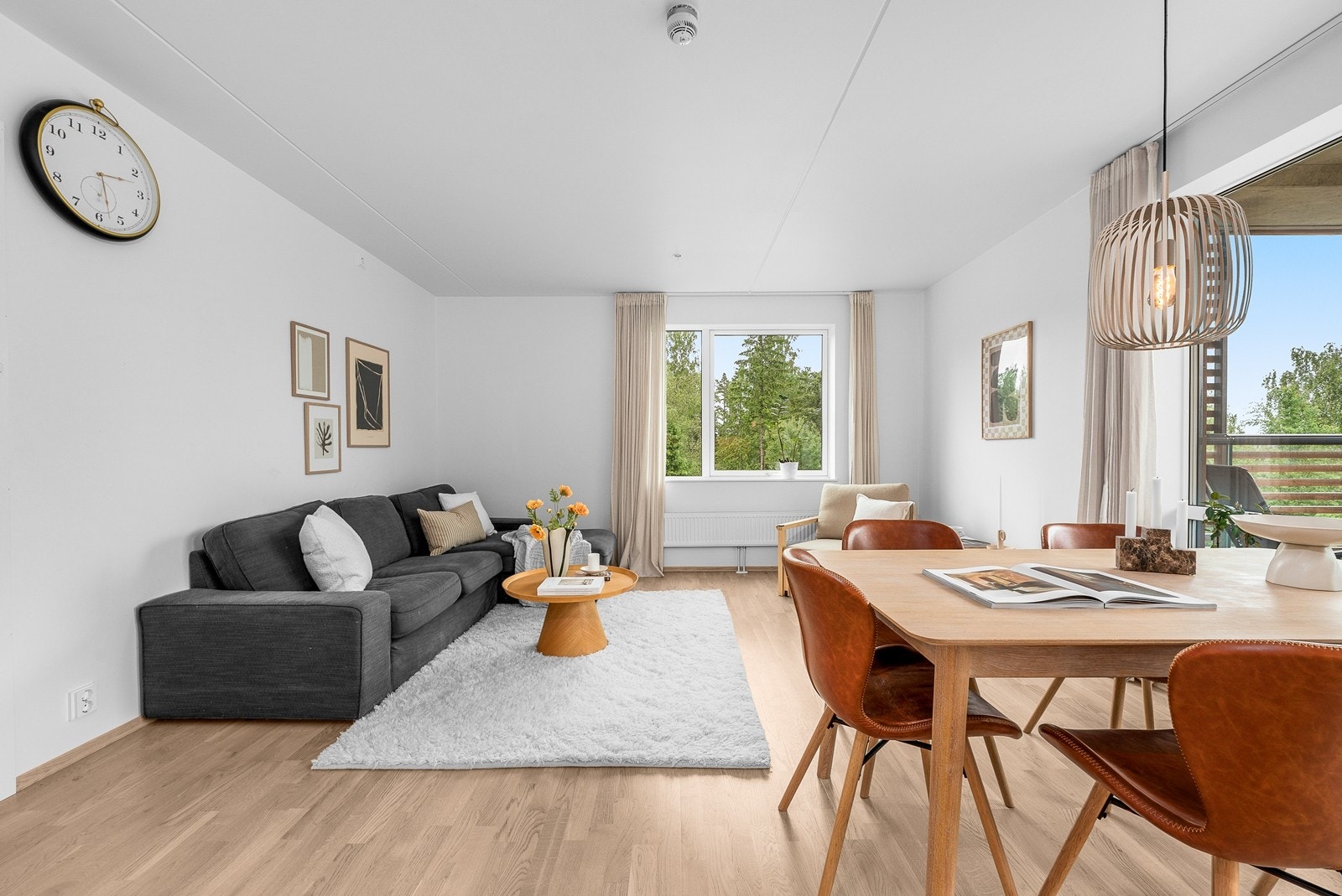 Oppvarming skjer via radiatorer tilknyttet felles varmesentral, og boligen har balansert ventilasjon. Galleribilde