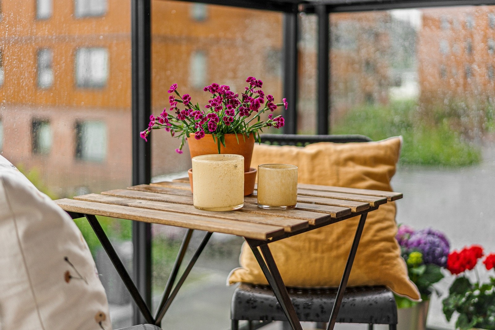 En fin uteplass med plass til en liten sittegruppe. Galleribilde