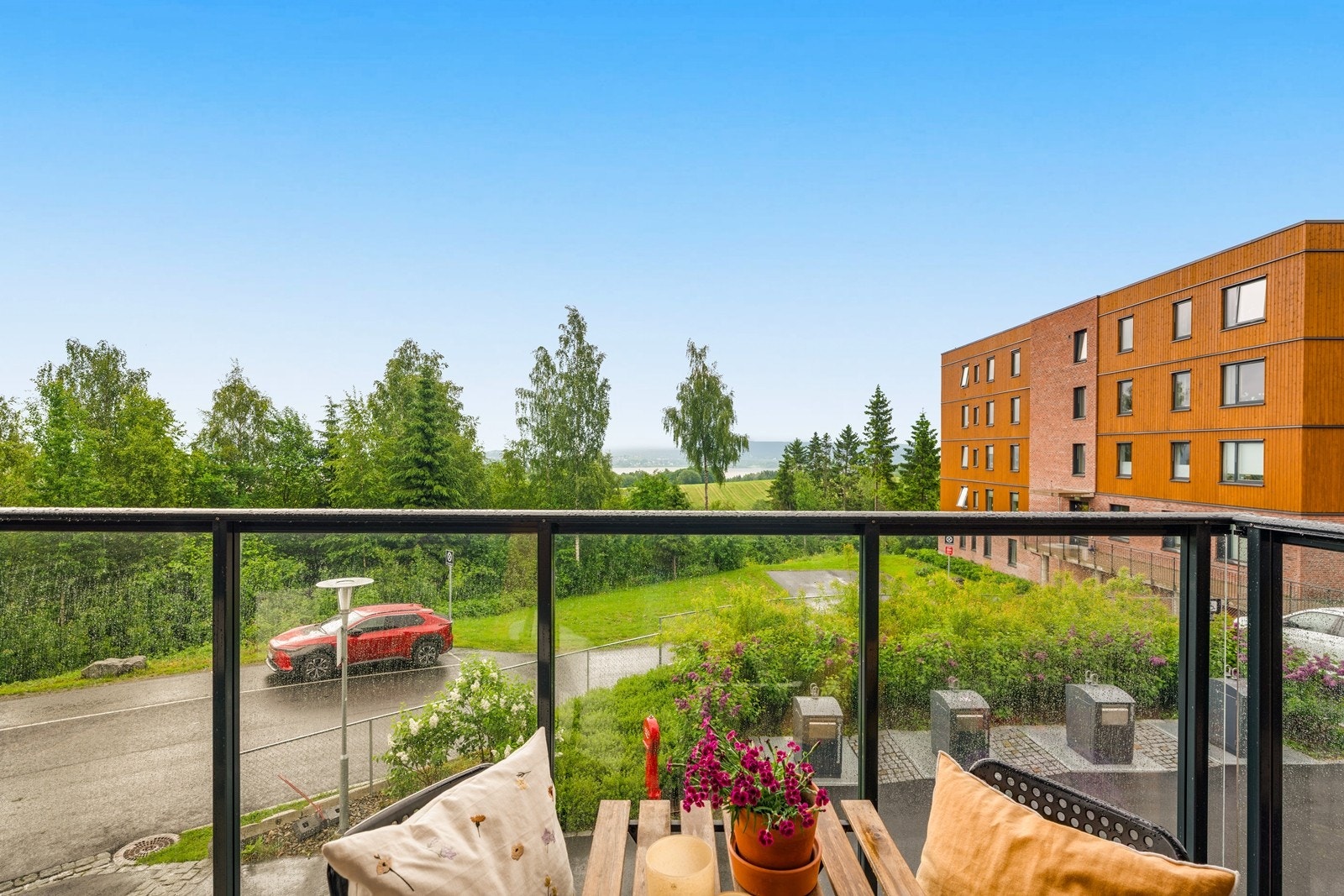 Eiendommen ligger med kort vei til Marikollen idrettspark og fine turområder. Galleribilde