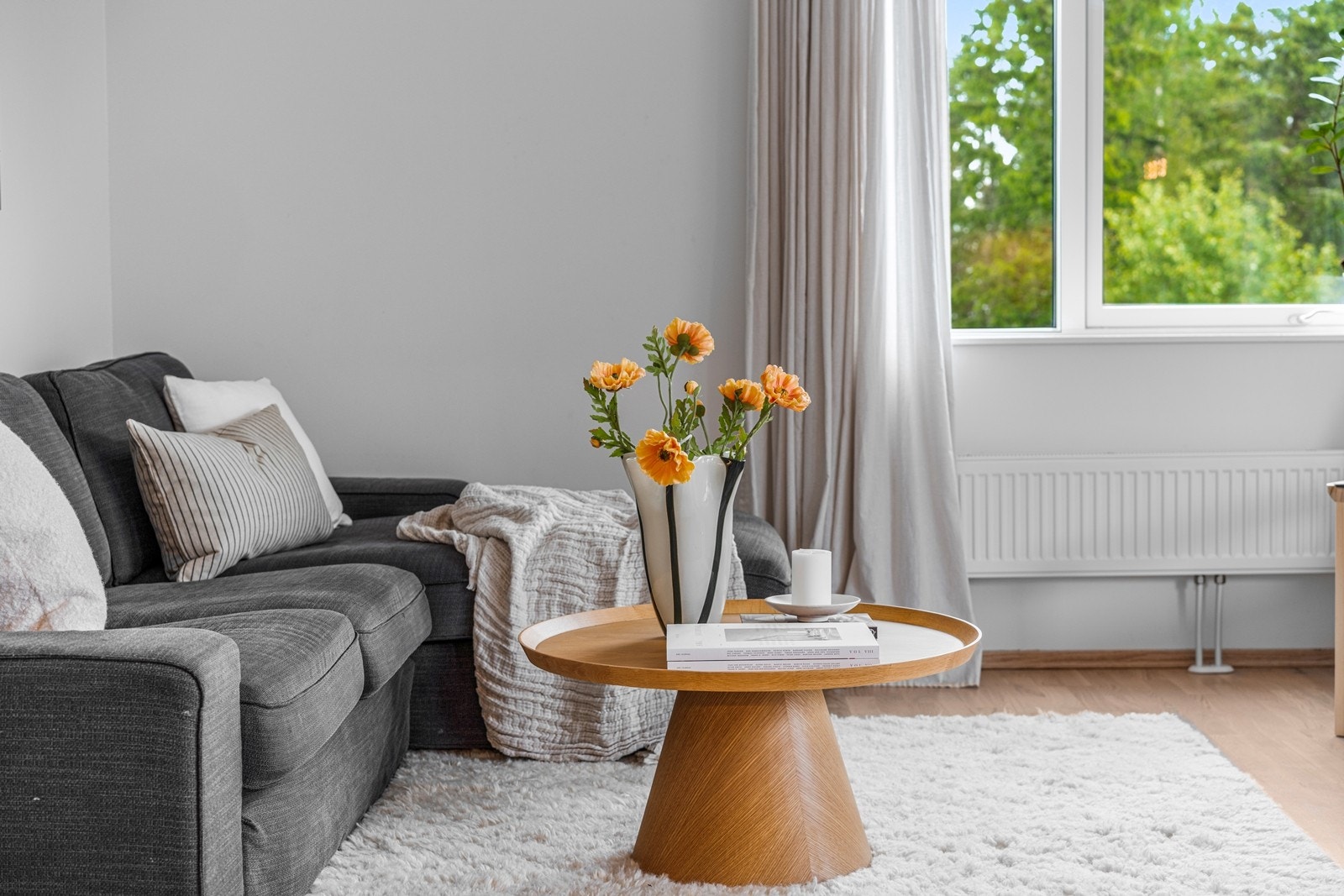 Gjennomgående parkett på gulv og malte veggflater gir et helhetlig og nøytralt utgangspunkt. Galleribilde