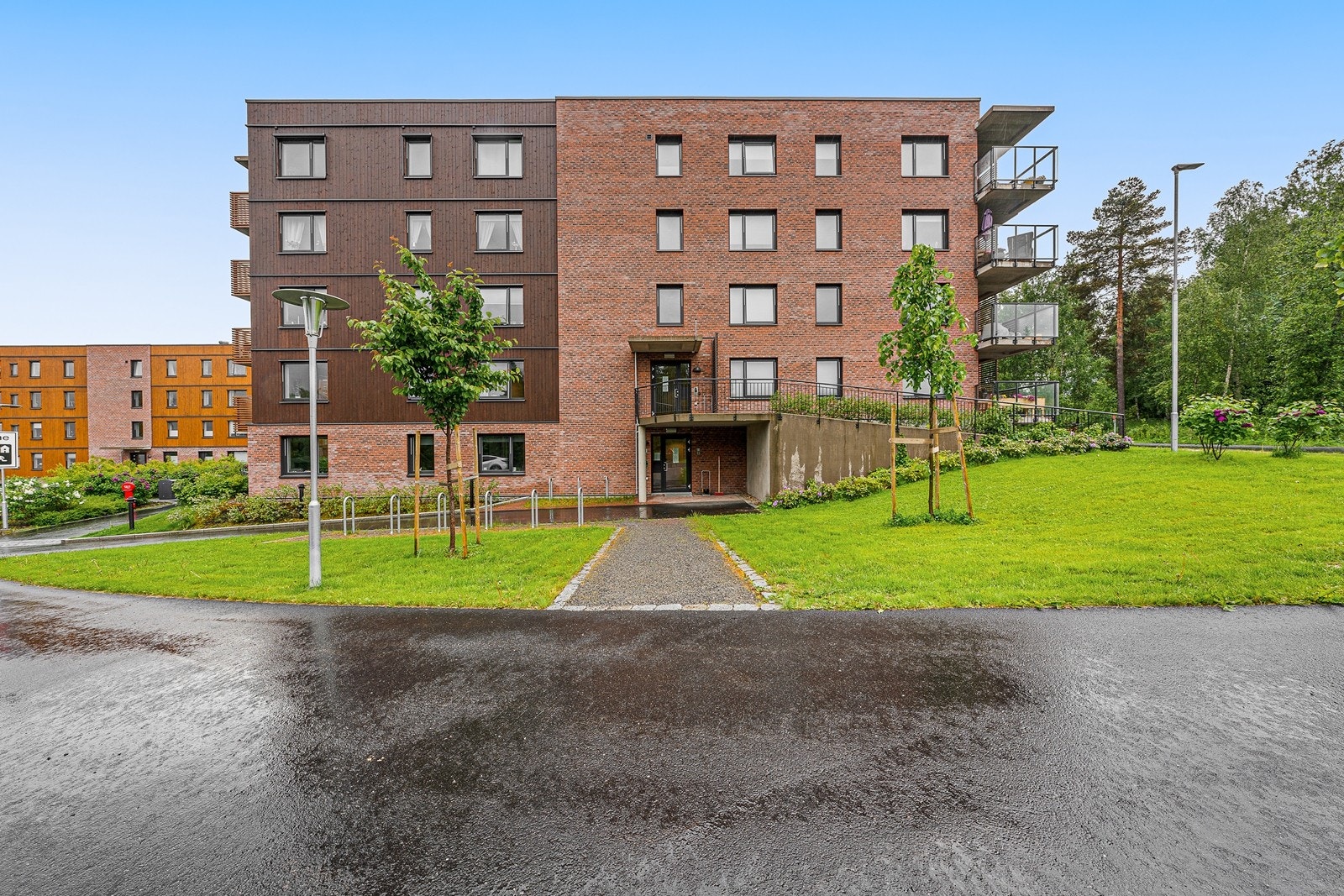 Bygget ble ferdigstilt i 2024 og har fasader kledd med en kombinasjon av teglstein og trekledning. Galleribilde