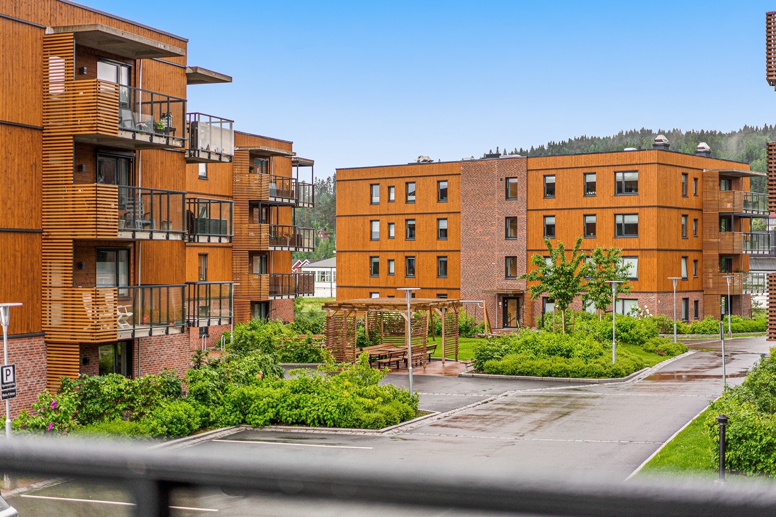 Fra balkongen er det utsyn over sameiets fellesarealer og nærliggende bebyggelse. Galleribilde