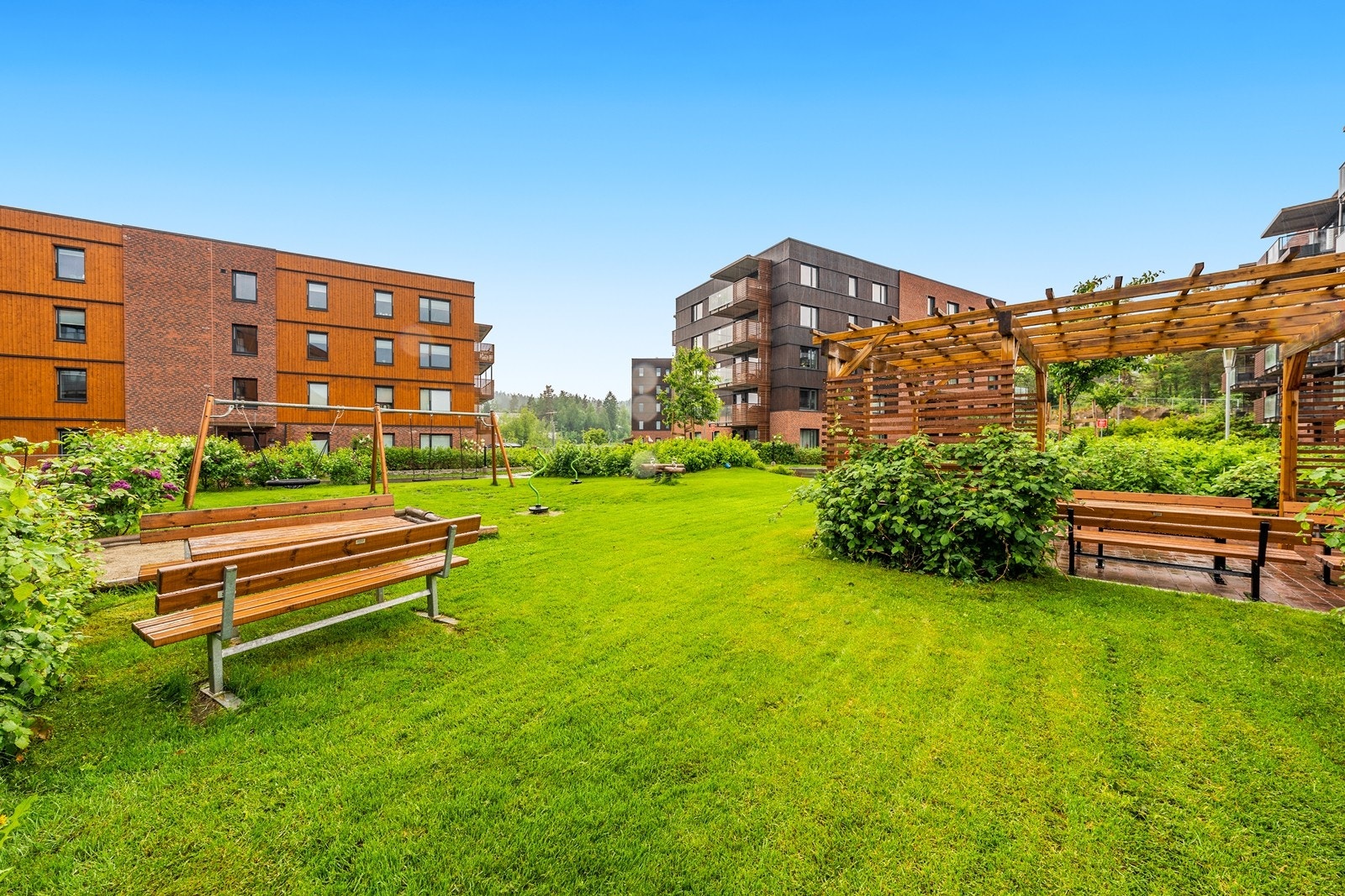 Fellesområdene er pent opparbeidet med plenarealer, beplantning og sittegrupper. Galleribilde