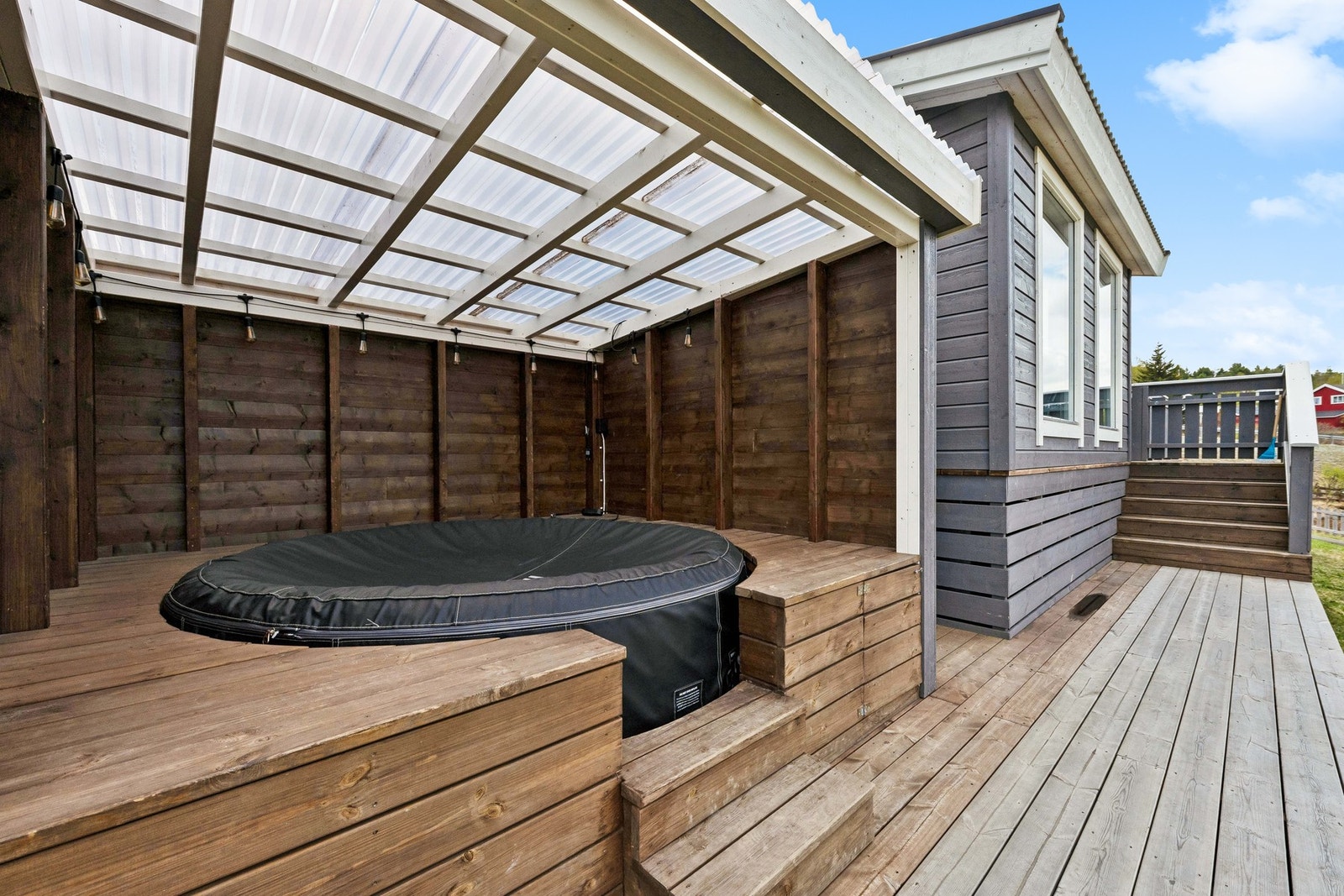Overbygget terrasse med innfelt plass til badestamp. Galleribilde