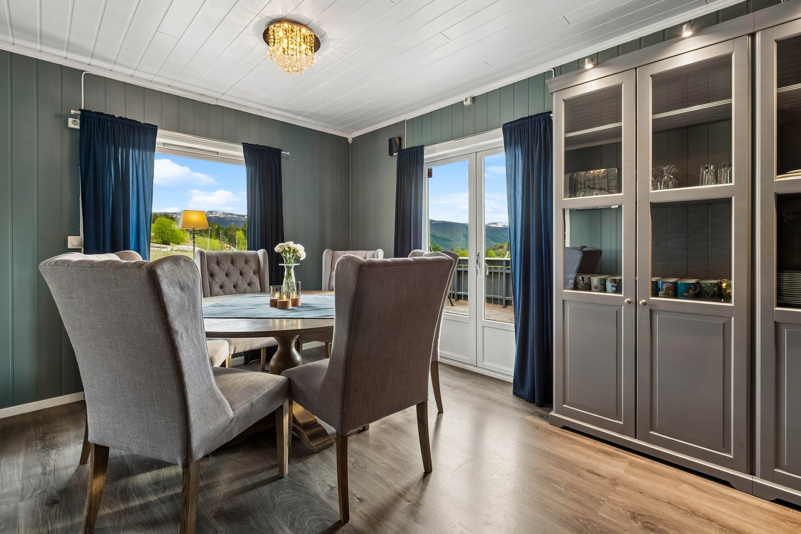 I tilknytning til stue/kjøkken er det plass til spisebord. Galleribilde