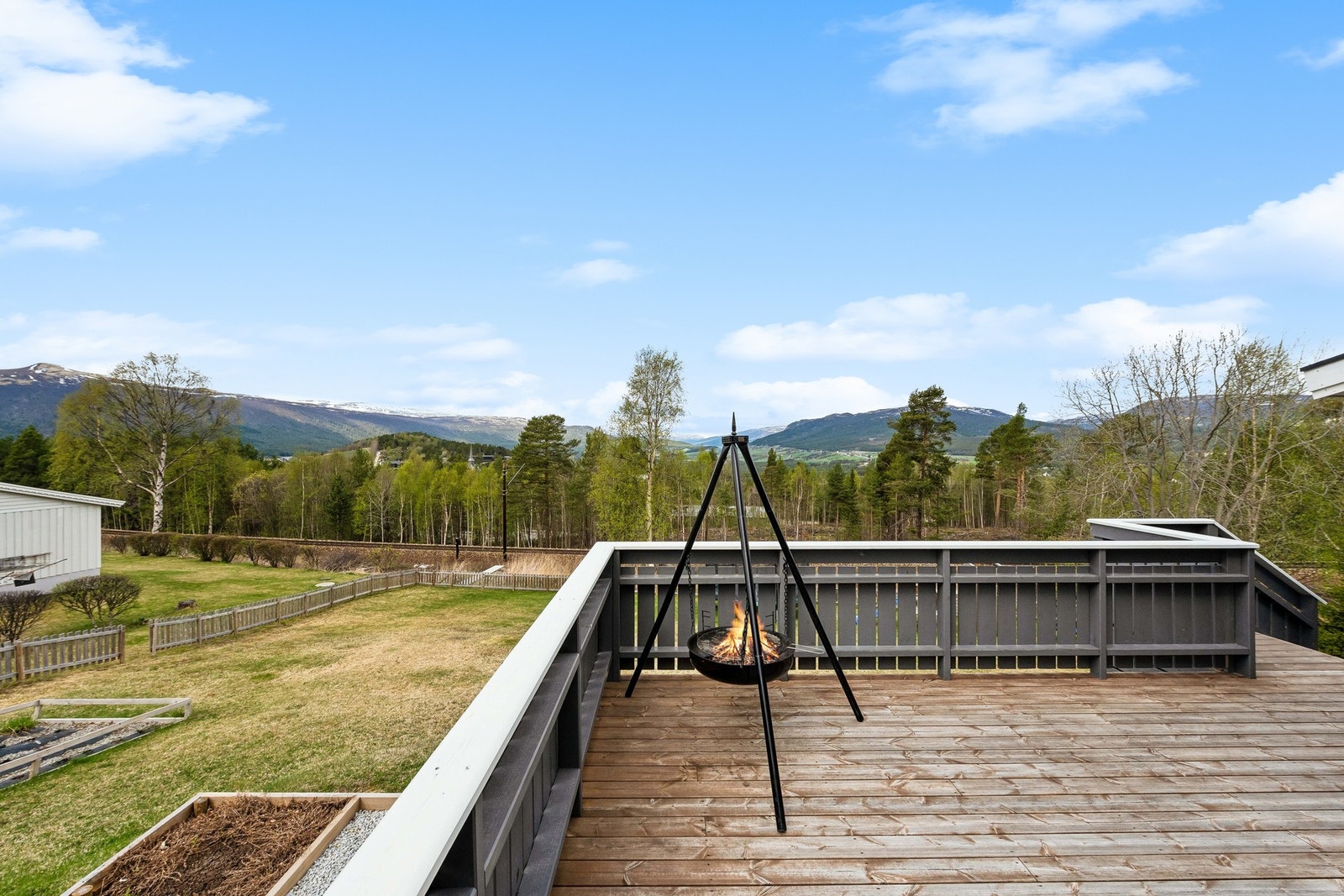 Med utgang fra stue har man tilgang til en stor delvis overbygd veranda. Galleribilde