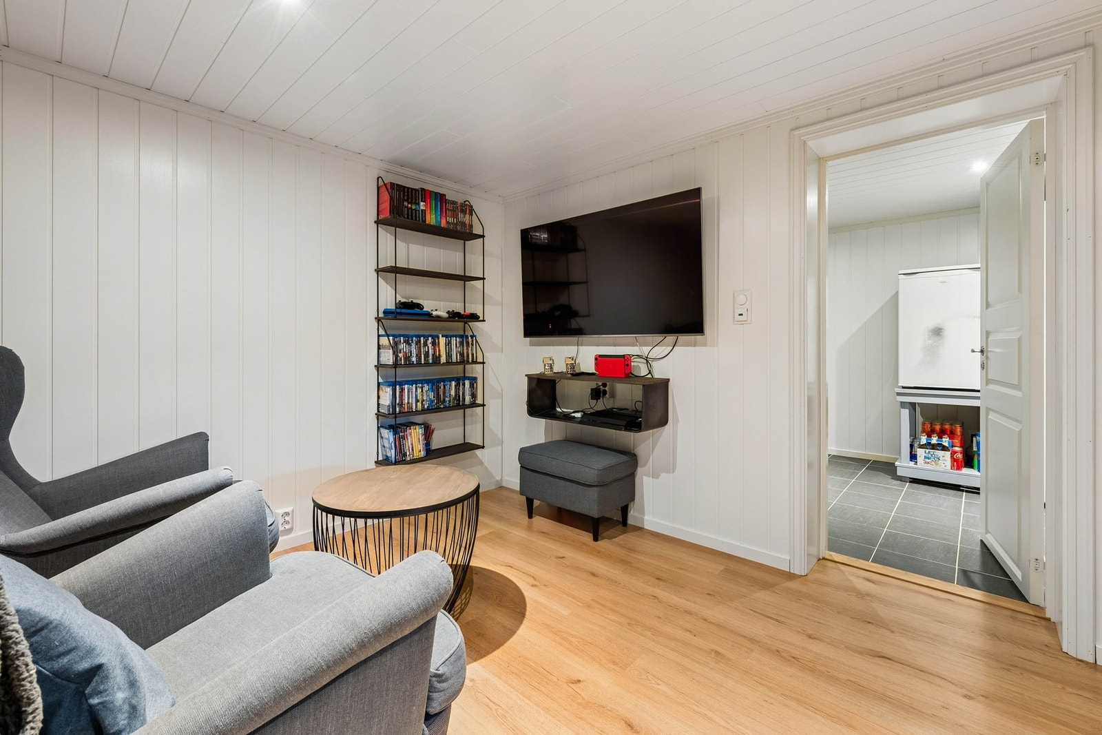 Disponibelt rom i kjeller, i dag brukt som kjellerstue. Galleribilde