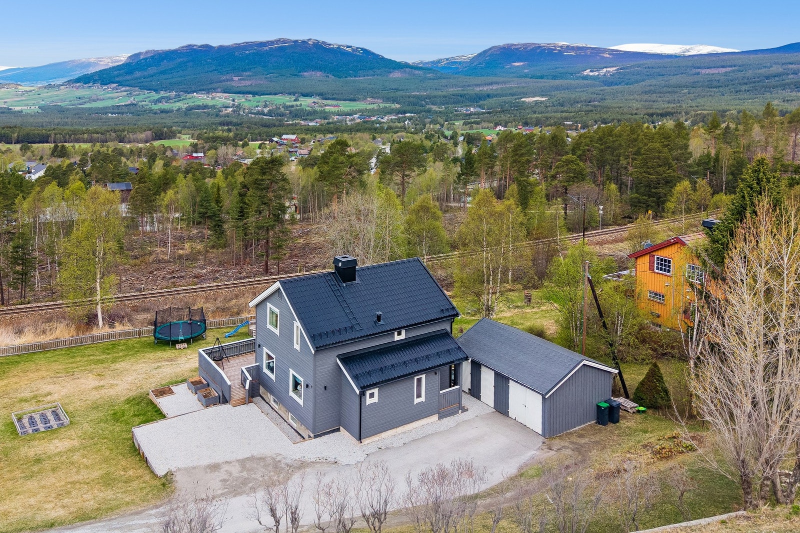Boligen har en gjennomtenkt og funksjonell planløsning, med generøse oppholdsrom fordelt over tre etasjer. Galleribilde