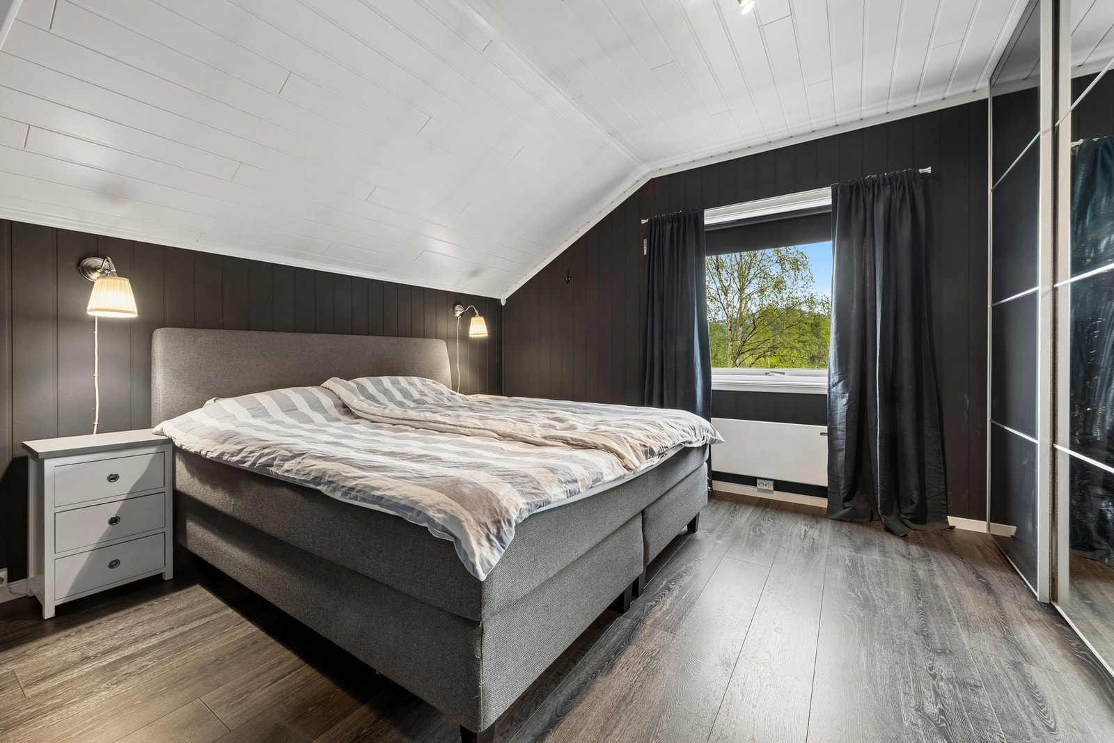 Stort hovedsoverom med skyvedørsgarderobe og god plass til dobbeltseng. Galleribilde