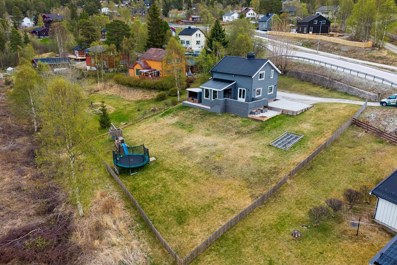 Stor inngjerdet tomt på omtrent 1,5 mål. Galleribilde