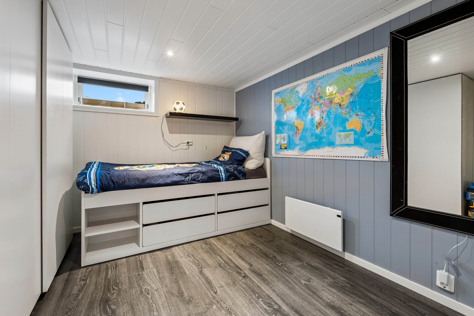 Disponibelt rom i kjeller, i dag brukt som gjesterom. Galleribilde