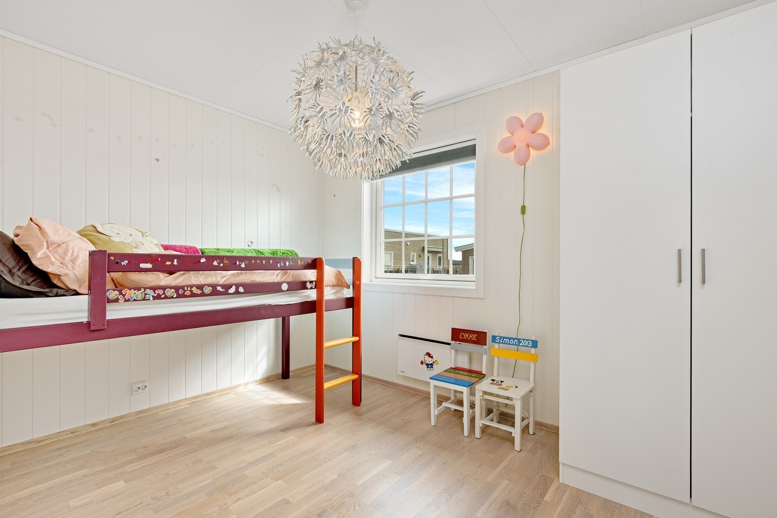 Barnerommet disponerer praktisk garderobe og har plass til flere møbler. Galleribilde