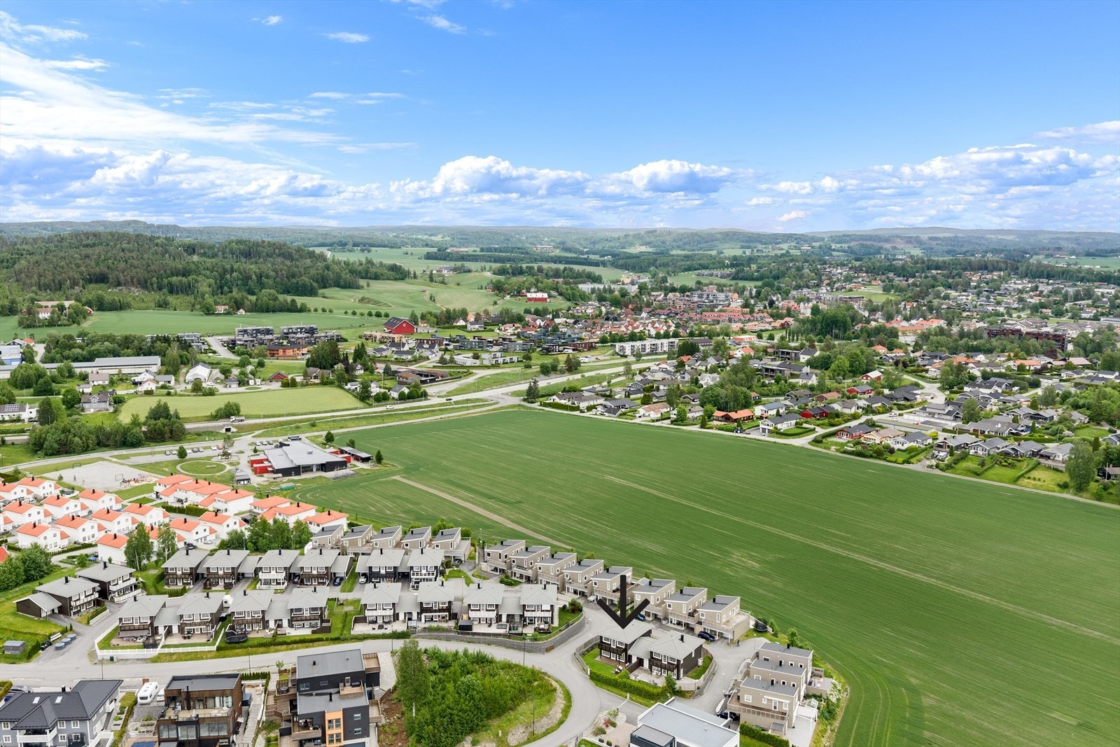 Boligen ligger i et barnevennlig område med nærhet til skole og servicetilbud. Galleribilde