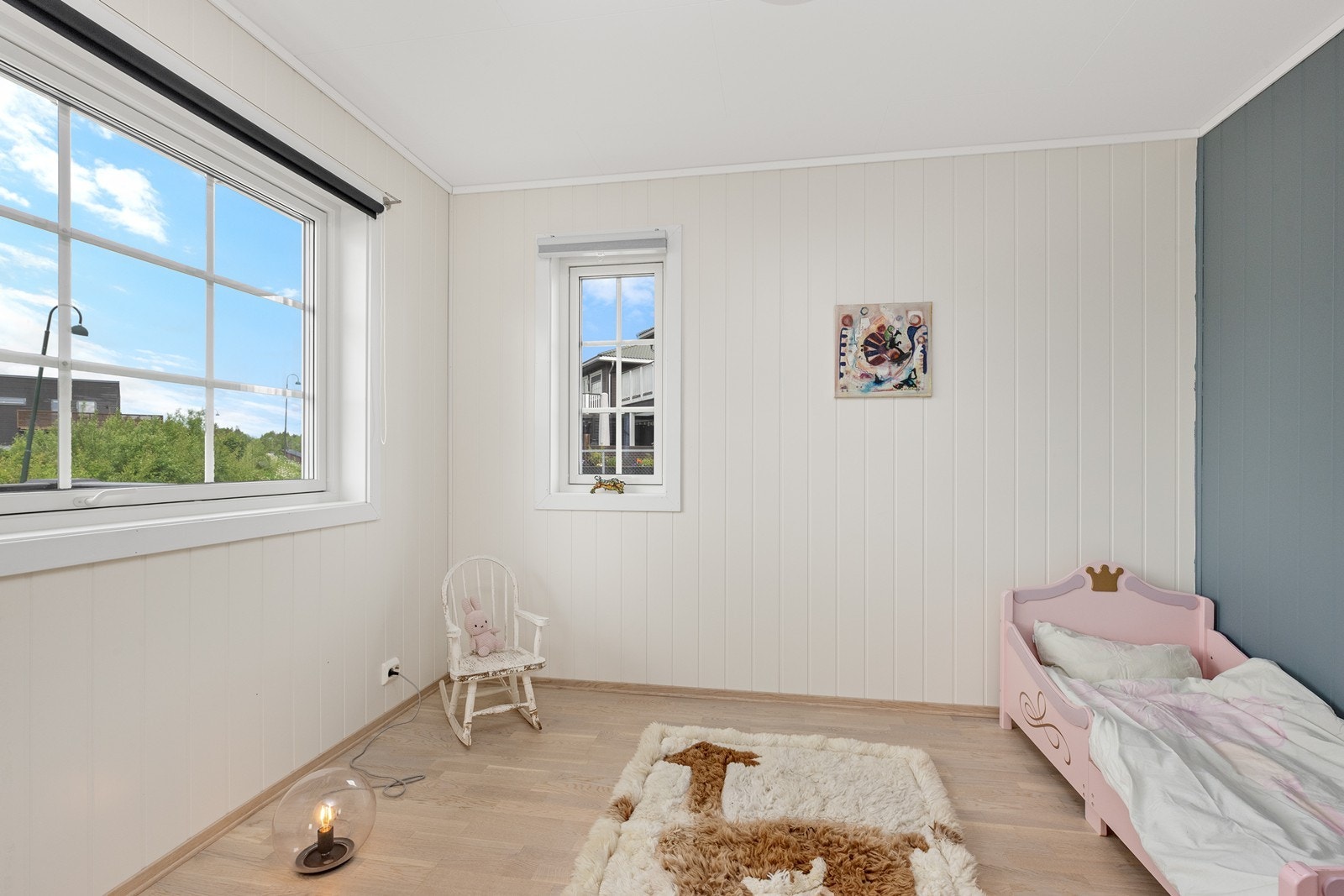 Soverommet har smartpanel på veggene og parkett på gulvet. Galleribilde