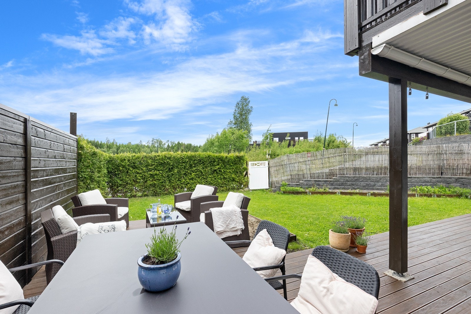 Terrasse med Møre Royal terrassebord og utelampe gir et tiltalende uterom. Galleribilde