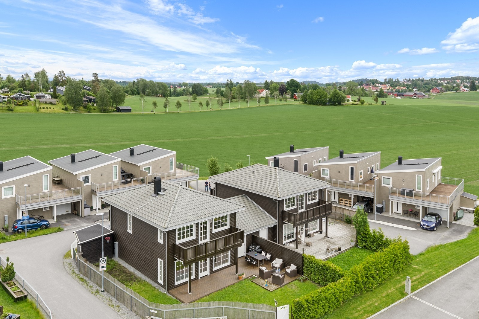 Eiendommen har en terrasse på ca. 36 m² med Møre Royal terrassebord. Galleribilde