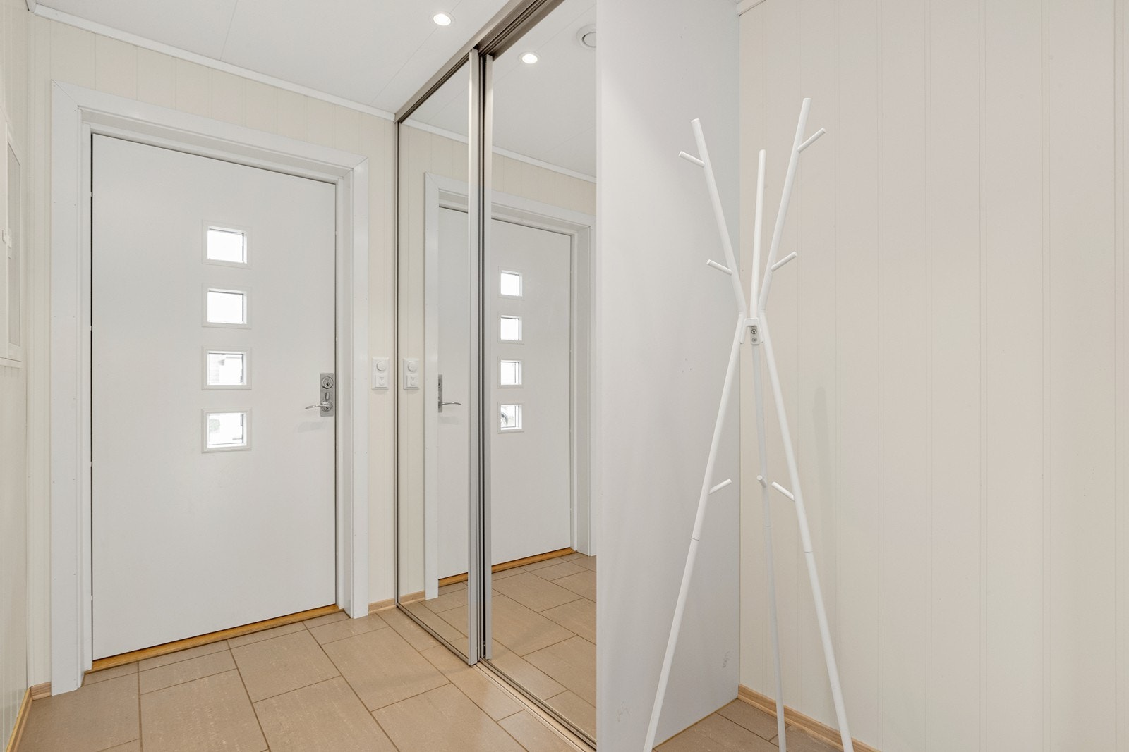 Skyvedørsgarderobe gir effektiv oppbevaring og utnyttelse av plass i entréen. Galleribilde