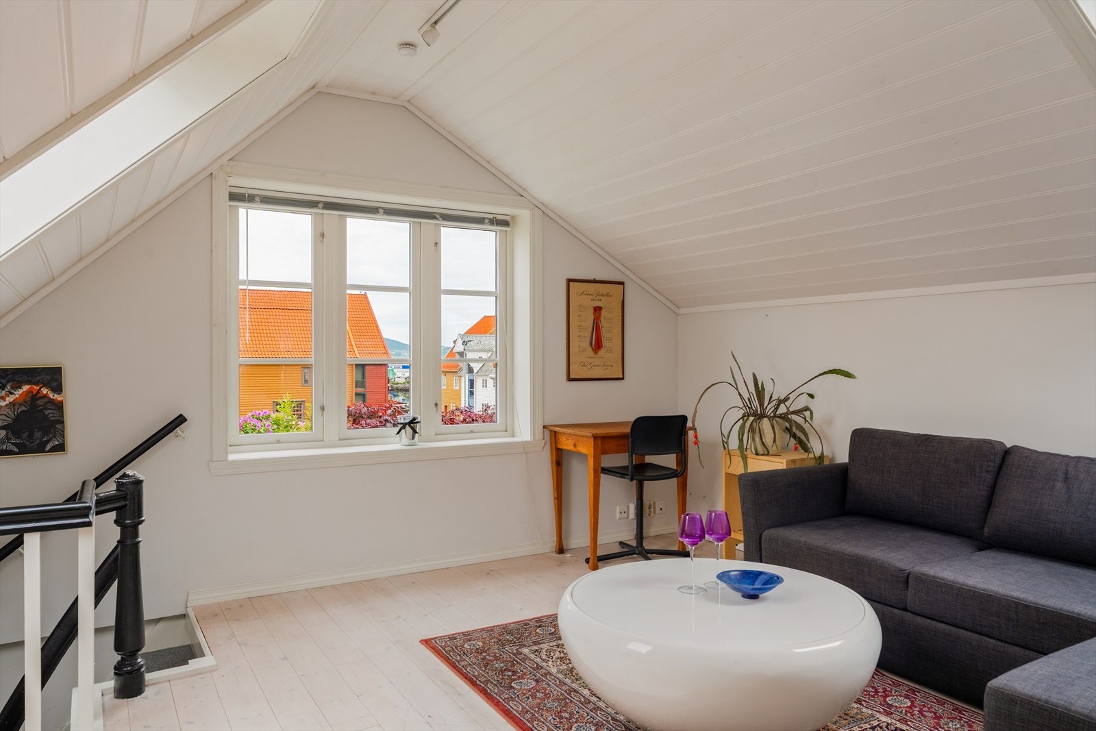 Loftstuen har god plass til en koselig sofakrok. Galleribilde