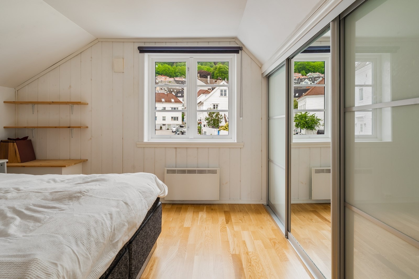 Her er det god plass til dobbeltseng og øvrig møblement, samtidig som rommet har en rolig atmosfære som innbyr til hvile og avslapning. Galleribilde