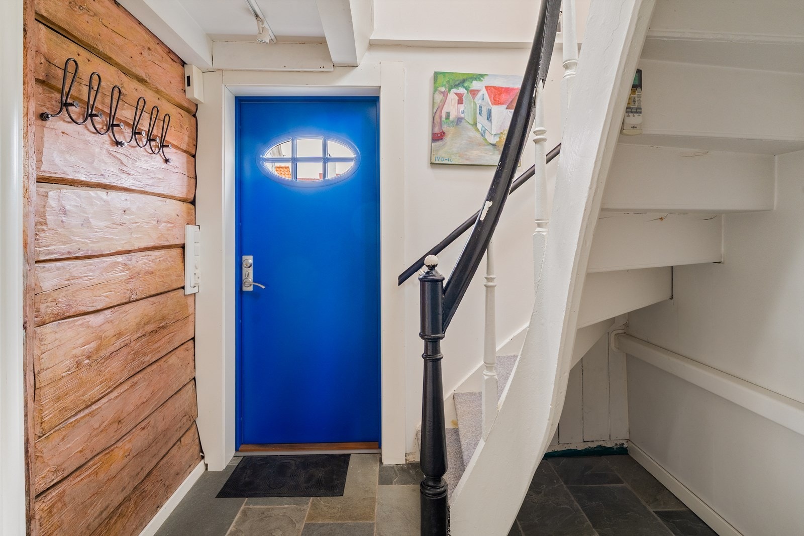 Boligen ønsker deg velkommen med en lys og romslig entré som gir et svært godt førsteinntrykk. Her er det god plass til å henge fra seg yttertøy og sette fra seg sko etter en lang dag. Galleribilde