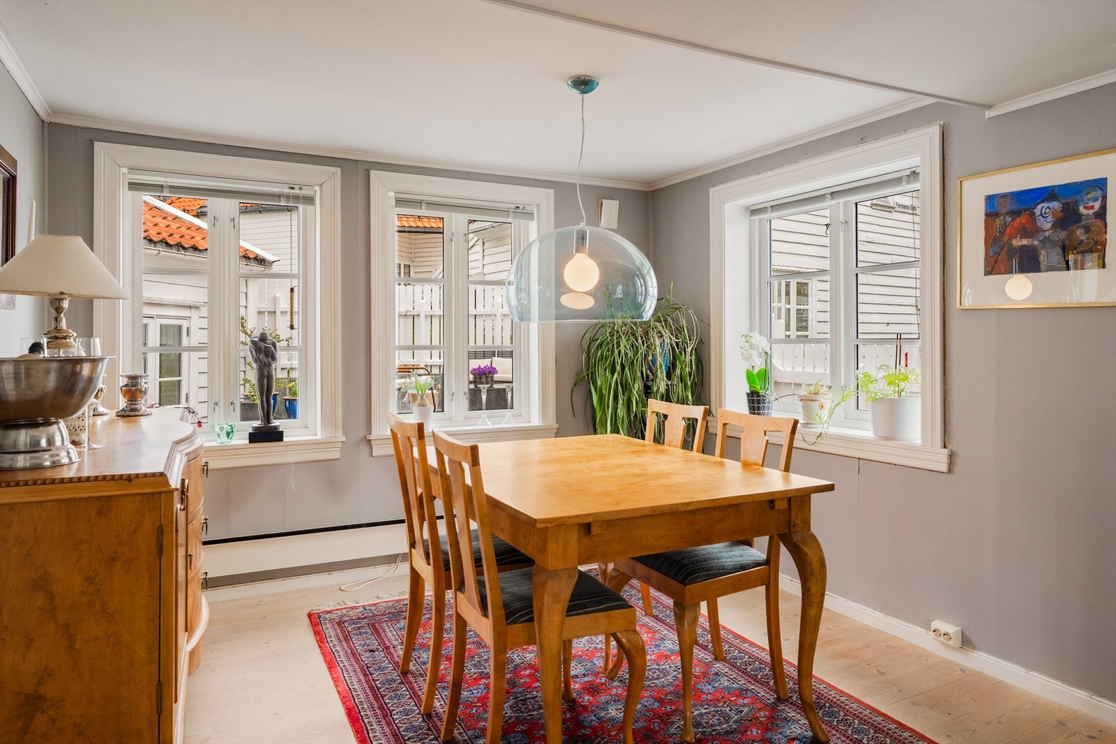 Det er god plass til en romslig og lekker spisegruppe her! Galleribilde