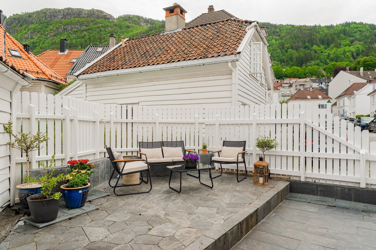 Med sin generøse størrelse er dette en uteplass som skiller seg ut og gir rom for både avslapning og sosiale sammenkomster. Galleribilde