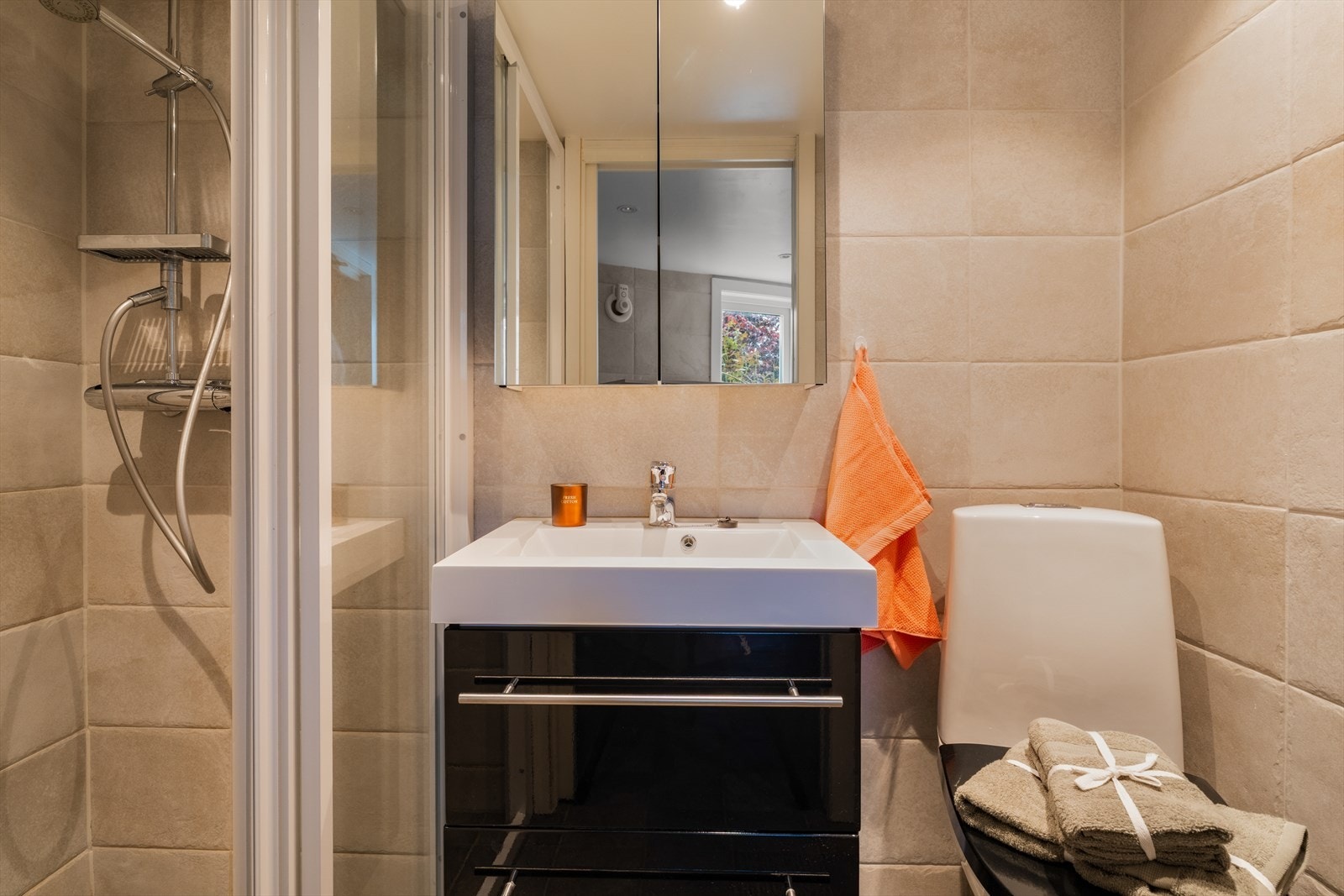 Badet er innredet med servantinnredning, toalett og dusjløsning, og fremstår som både funksjonelt og innbydende. Galleribilde