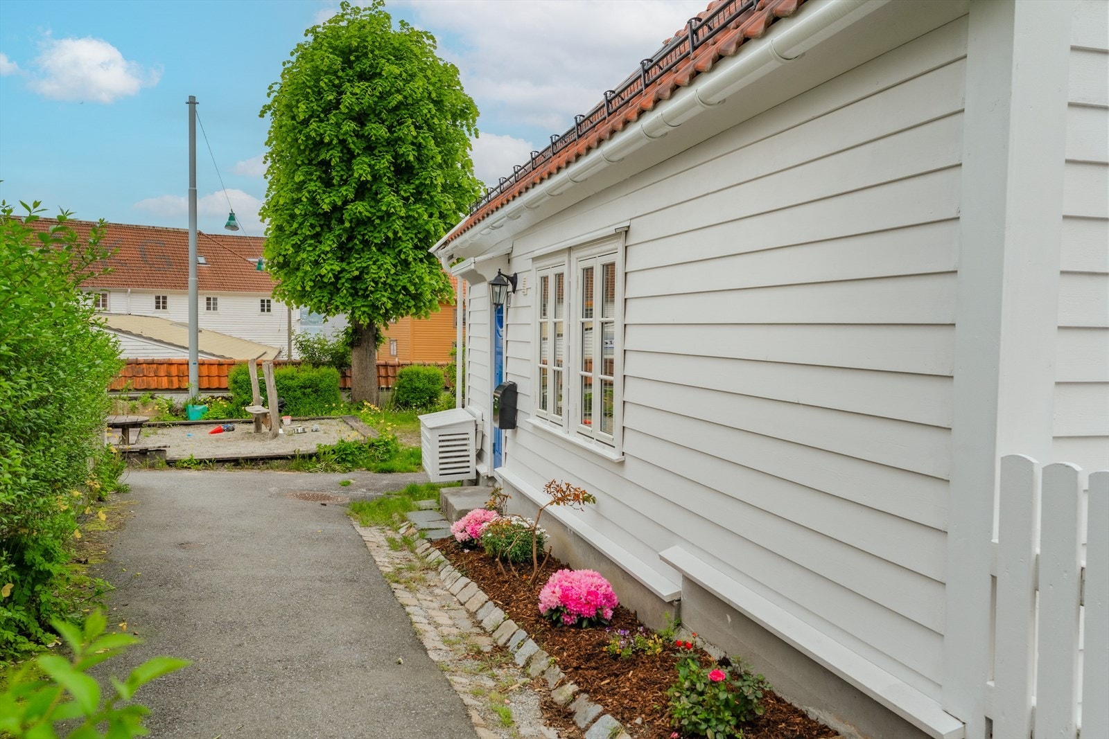 Her er det plass til både spisegruppe, grill, solsenger og grønne innslag for den som ønsker å skape sin egen lille oase. Galleribilde