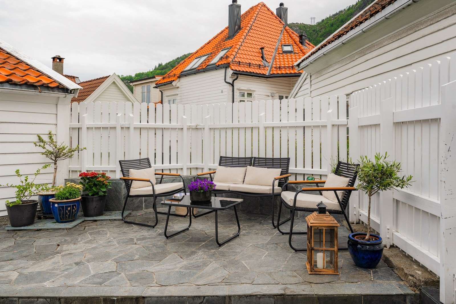 Terrassen gir gode muligheter for lange frokoster i morgensolen, avslappende ettermiddager med en kopp kaffe eller hyggelige sommerkvelder med familie og venner. Galleribilde