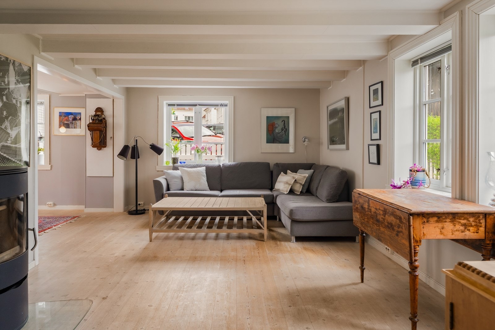 Her er det god plass til både en komfortabel sofagruppe og spisebord, slik at rommet enkelt kan tilpasses både hverdag og fest. Galleribilde