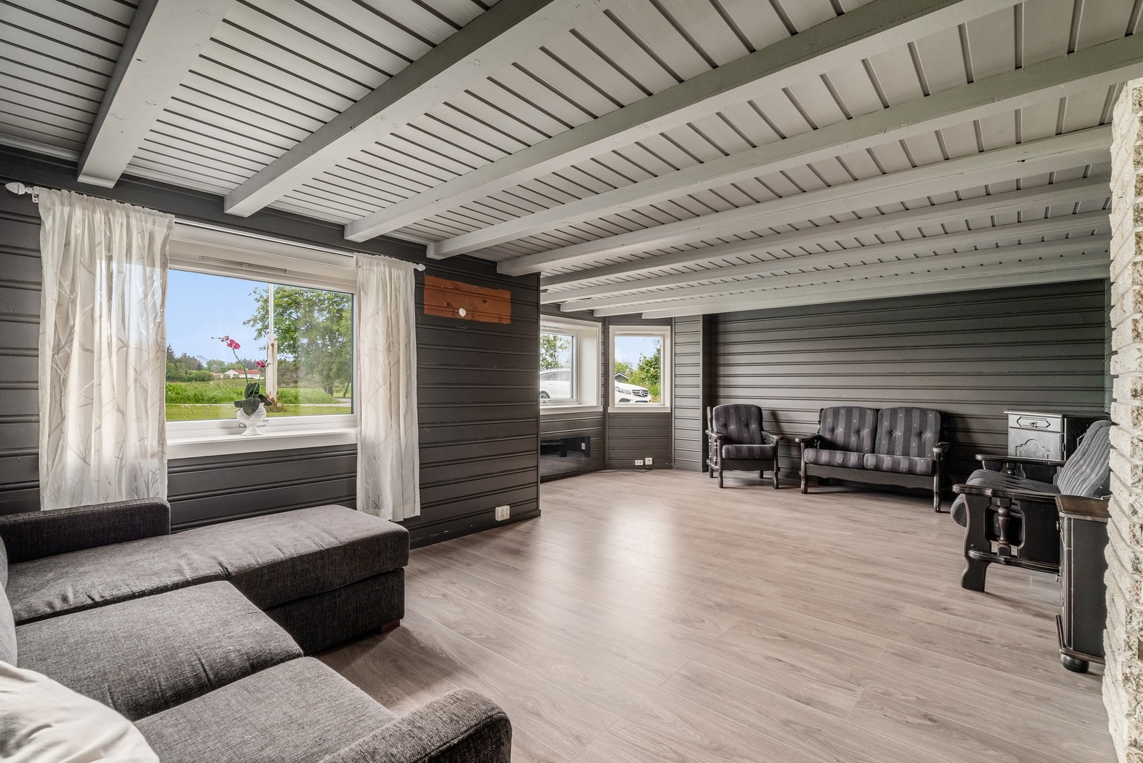 Flott kjellerstue med karakteristiske bjelker i himling. Legg merke til at også her er det fin utsikt mot syd og at kjellerstua er på hele 26 kvm. Galleribilde