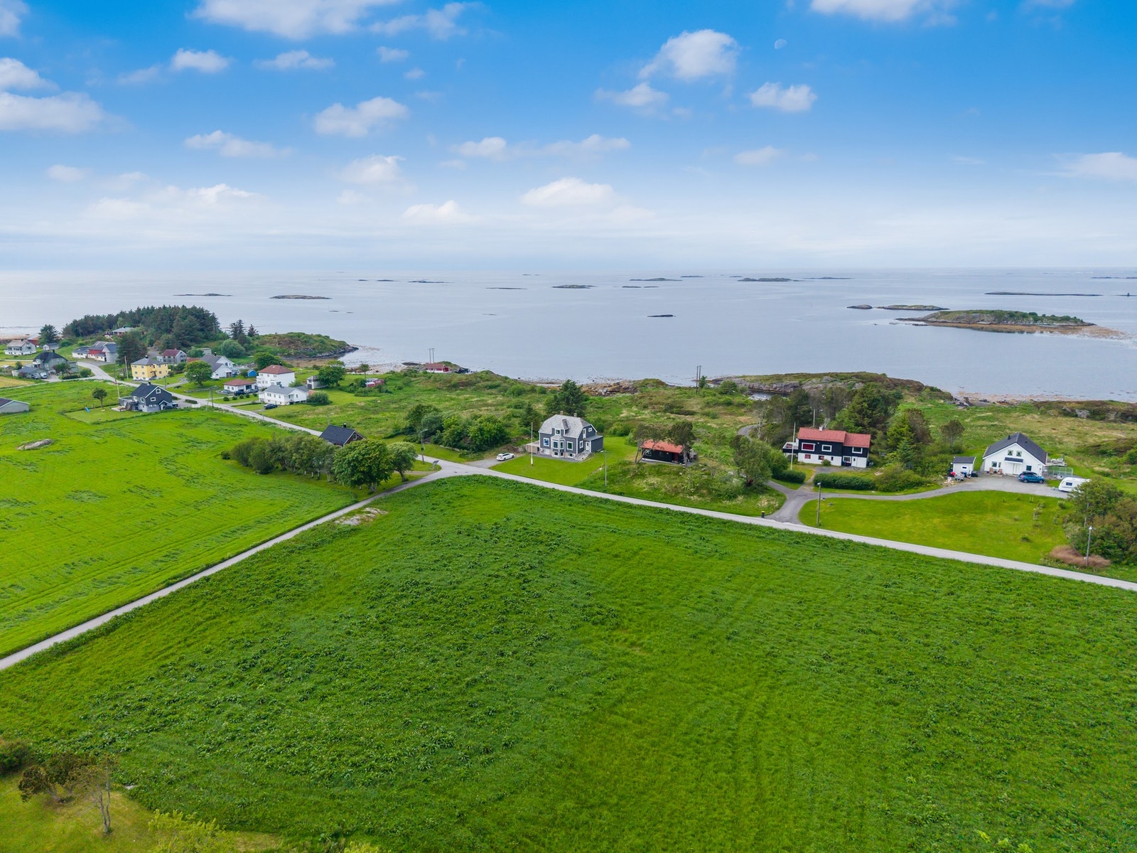 Solrik, fri og idyllisk beliggenhet med kun få minutters gange til sjøen. Galleribilde