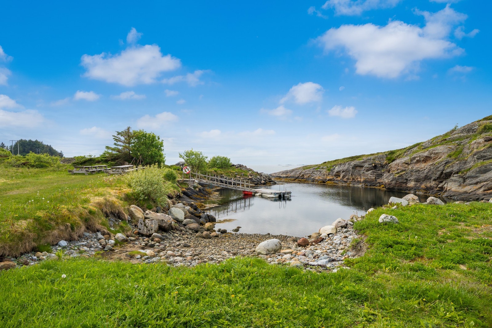 Dette nydelige område disponeres av velforeningen i nabolaget. Nydelig plass for jonsokfeiring, for å nyte solnedgangen eller for å ta et bad. For en idyll! Galleribilde