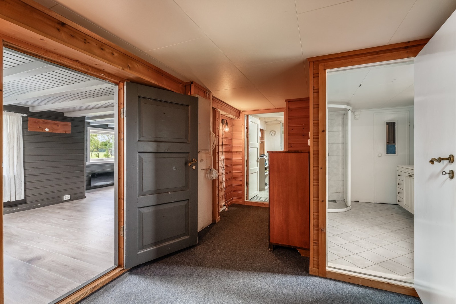 I underetasjen finnes det både et eldre bad med sauna, vaskekjeller, bod og en høyt verdsatt kjellerstue. Galleribilde