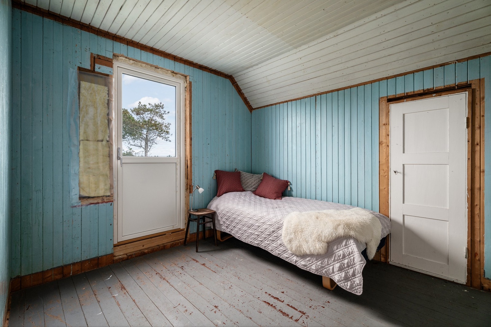 Rom med verandadør mot øst, her gjenstår noe oppussing som du kan ferdigstille akkurat som du selv ønsker og når du ønsker det. Galleribilde