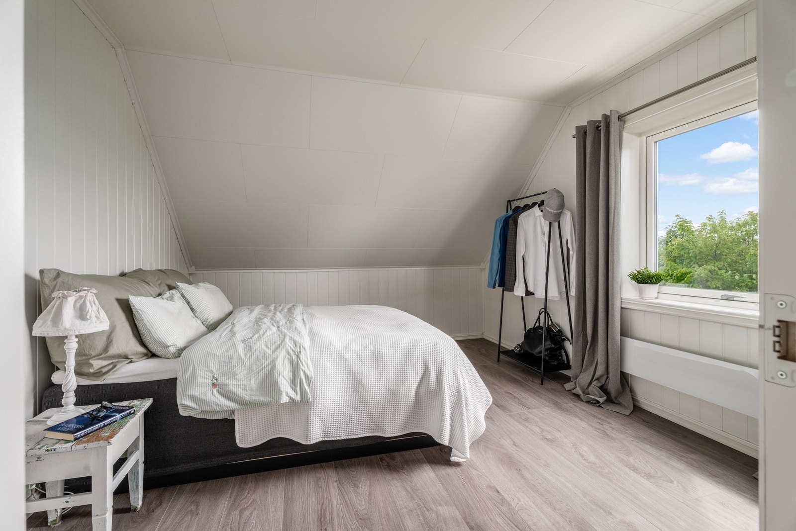 I loftsetasjen finnes soverommene, her med vindu mot vest og med god plass til dobbeltseng. Galleribilde