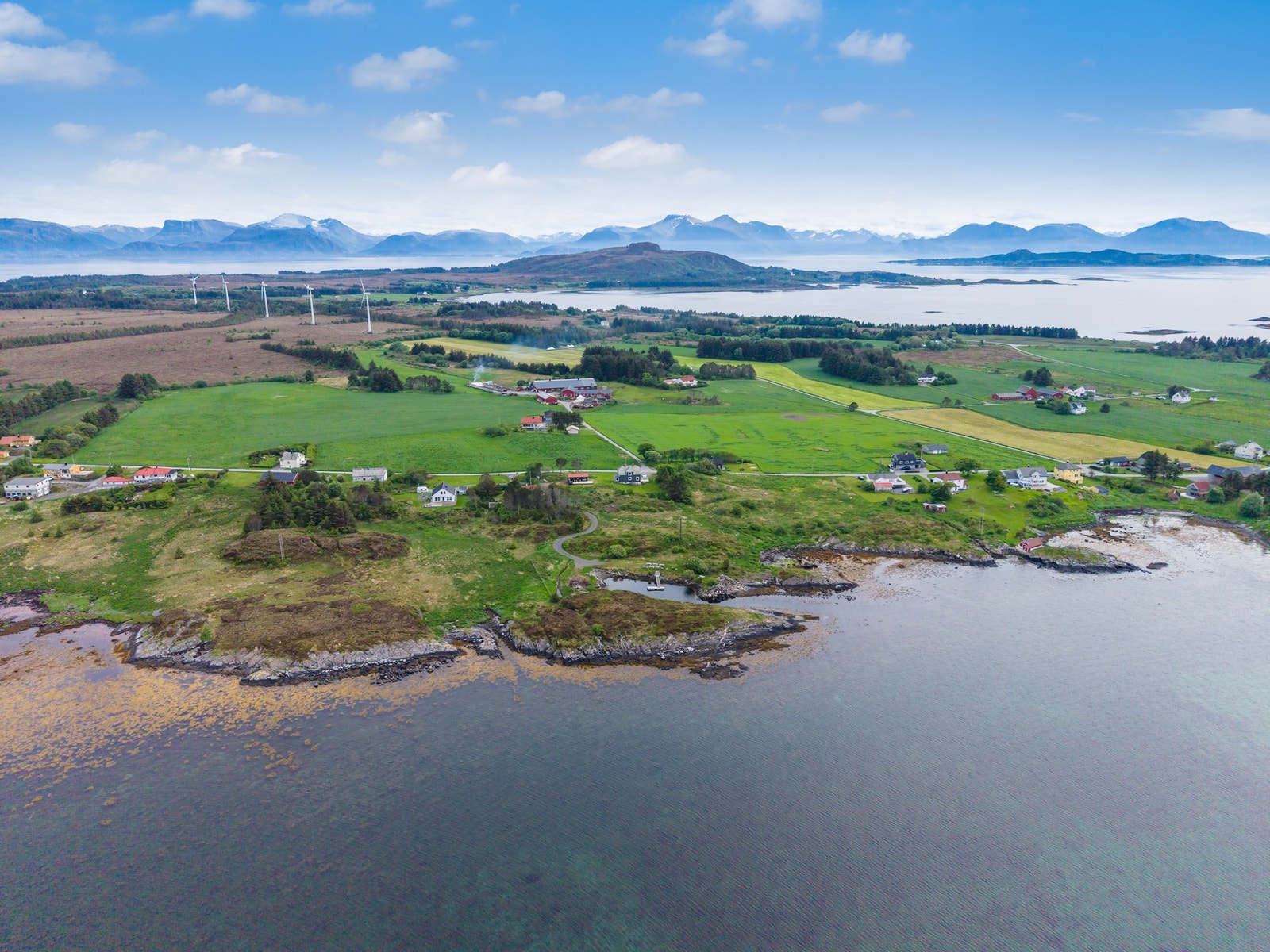 Fra Digernes beregner du omtrent 75 minutters kjøretid via den flotte Nordøyvegen for å komme til vakre Harøya og Brunvollsvegen 217. Galleribilde