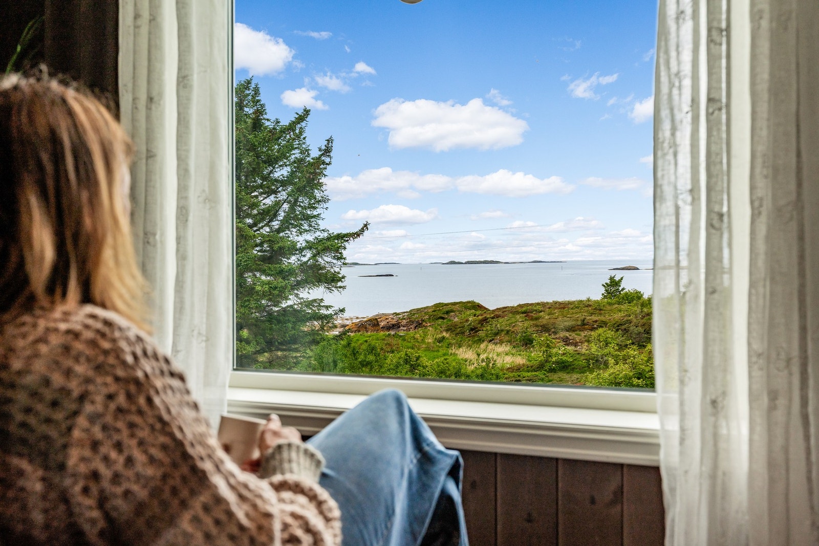 Denne flotte sjøutsikten kan du nye fra loftstua. Hav og himmel skifter farge både gjennom døgnet, men også i de ulike årstidene. Galleribilde