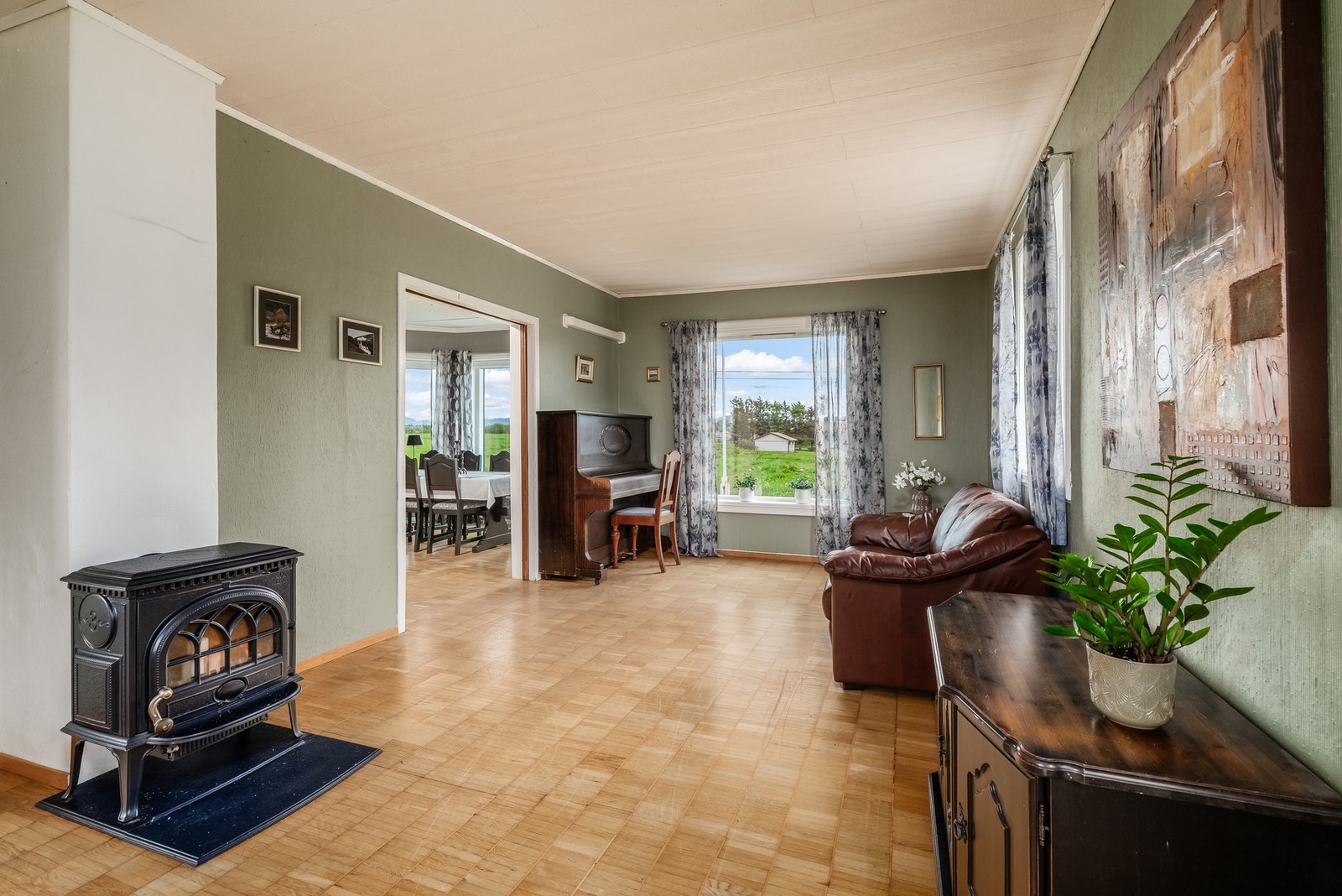 I hovedetasjen er det hele 3 stuer som ligger på rekke og rad. NB ! Piano kan medfølge om ønskelig. Galleribilde