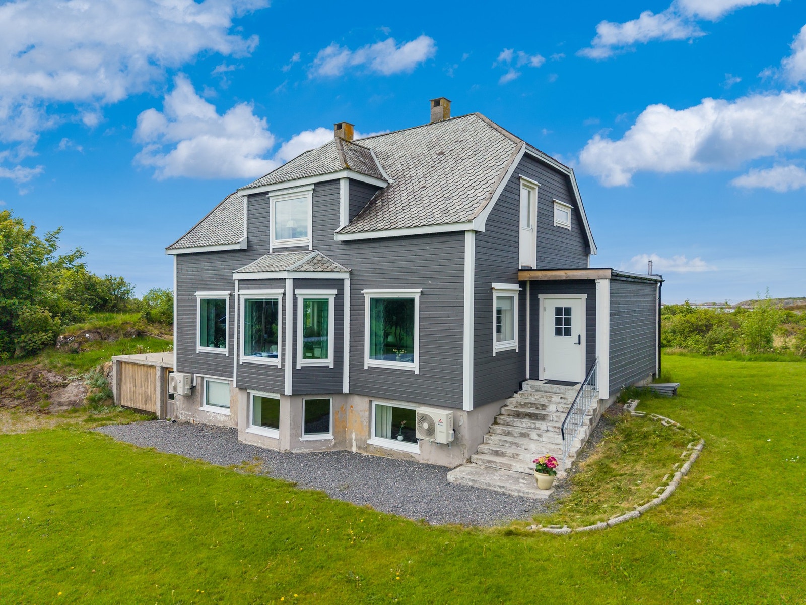 Brunvollsvegen 217 har vakker arkitektur og solrik beliggenhet på stor tomt. Herfra er det kun få minutters gange til sjøen . Galleribilde