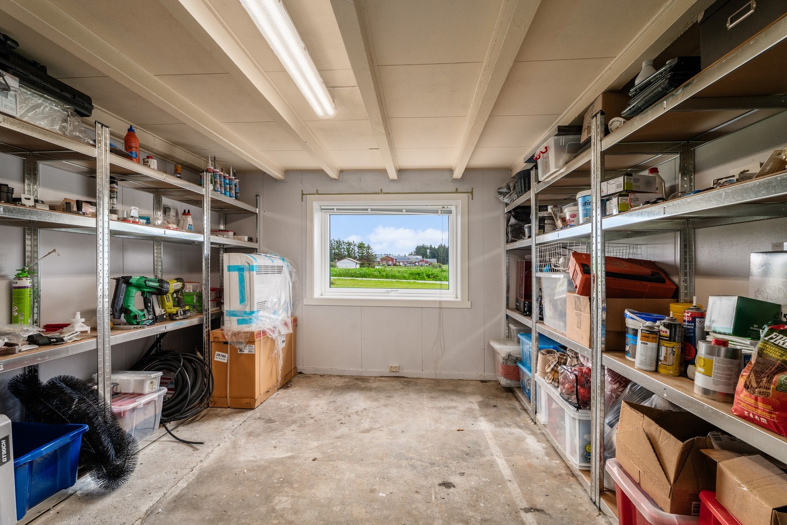 Her har man er fantastisk praktisk og romslig bod med ypperlige, og ikke minst oversiktelige oppbevaringsmuligheter. Galleribilde