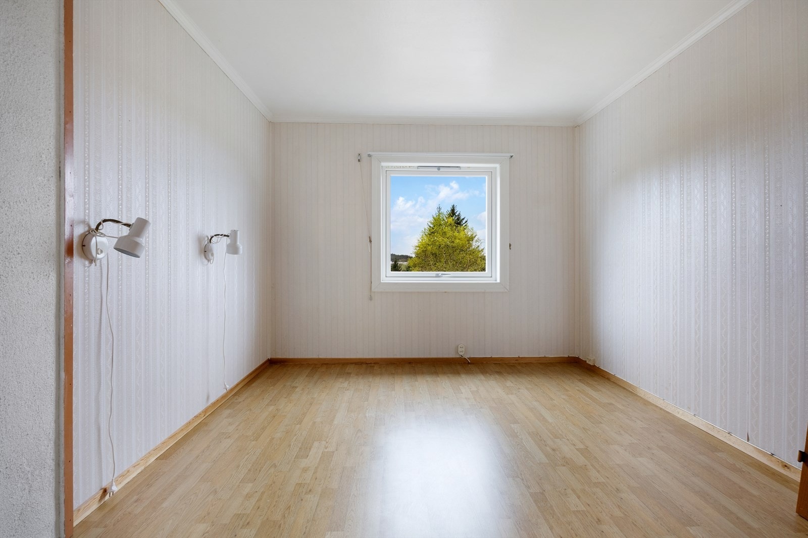 Det er ett soverom i hovedetasjen. Vinduet er fra 2015. Galleribilde