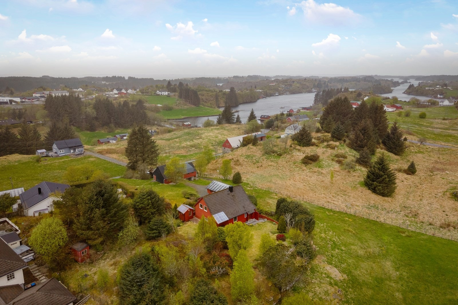 Fra eiendommen er det kort avstand til barnehage, skole og nærbutikk (Bunnpris Bøvågen). Galleribilde