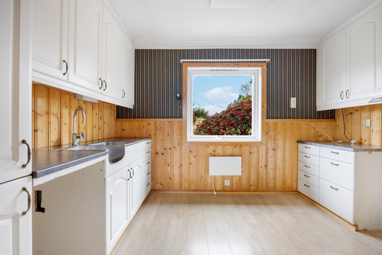 Kjøkkenet er av god størrelse og har godt med skap -og benkeplass. Galleribilde