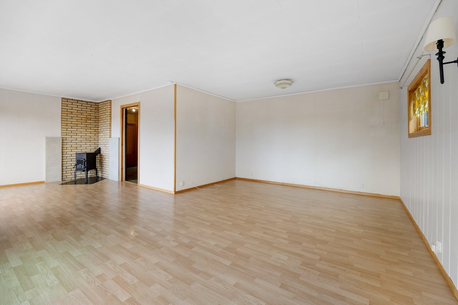 Her er det både vedovn og varmepumpe til oppvarming. Galleribilde