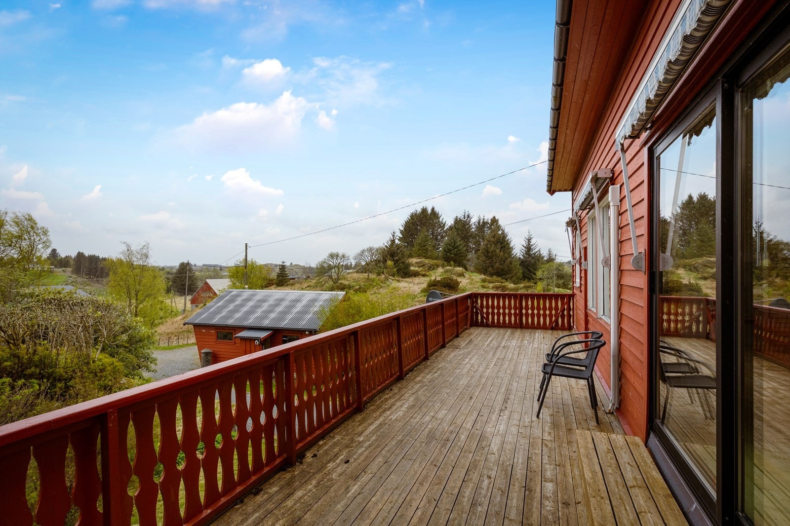 Fra stuen er det utgang til vestvendt terrasse. Den har oppgitt areal på ca. 23 kvm. Galleribilde