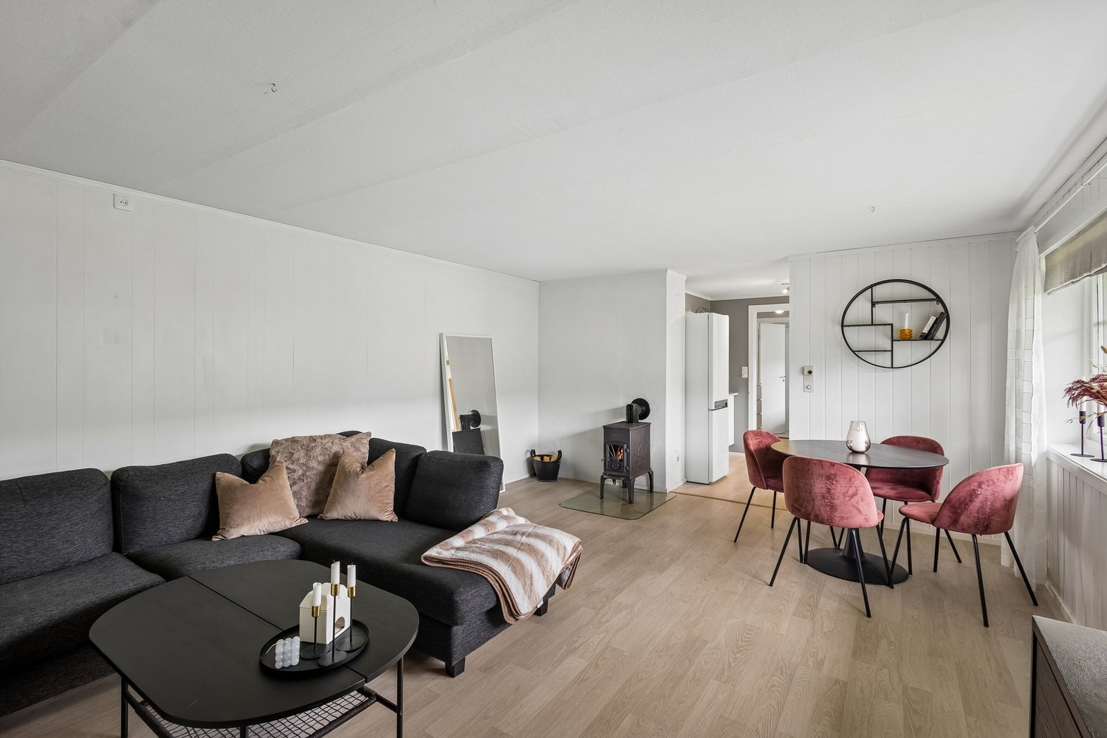 Utleiedelen har et pent og funksjonelt uttrykk, og består av stue med vedovn. Galleribilde