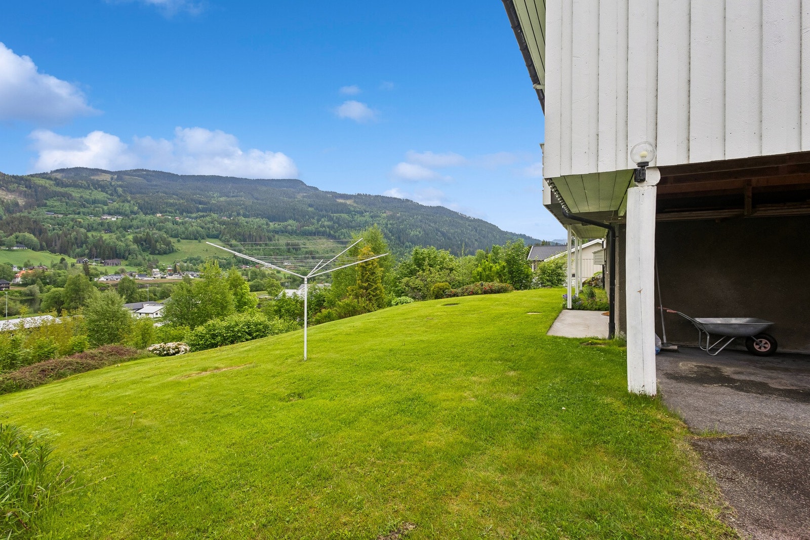 Hage og inngang til utleiedel. Galleribilde